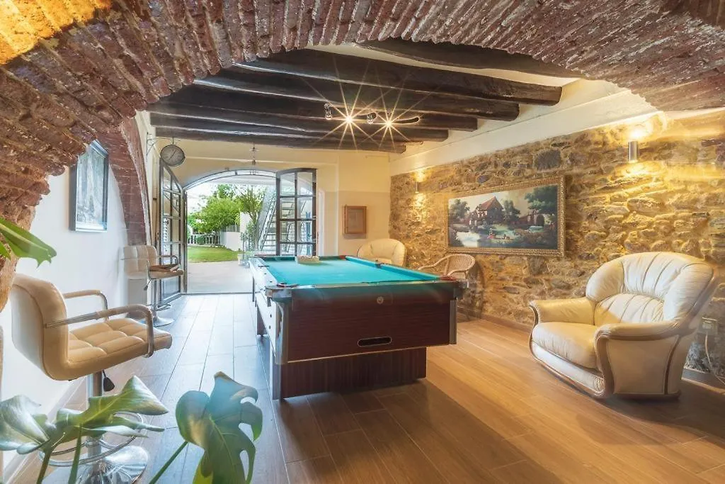 Newly Renovated Large Villa With Garden contacts